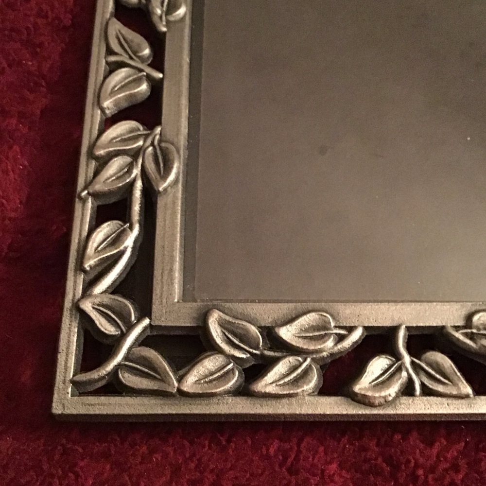 Elegant Silver Leaf Design Photo Frame - Picture 2 of 5
